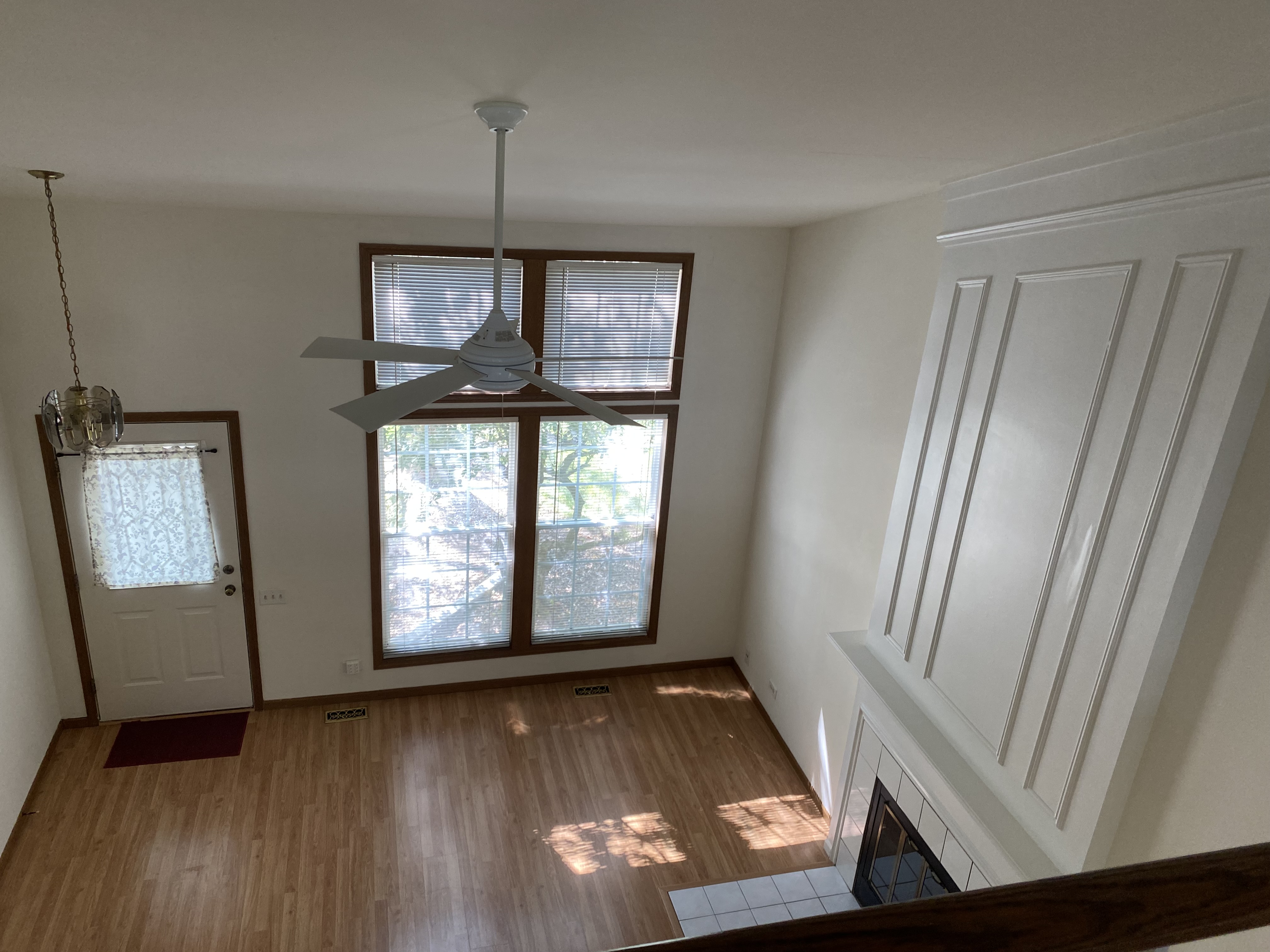 ../../images/listings/081626_1786841924_1472_Family_room_2.JPG