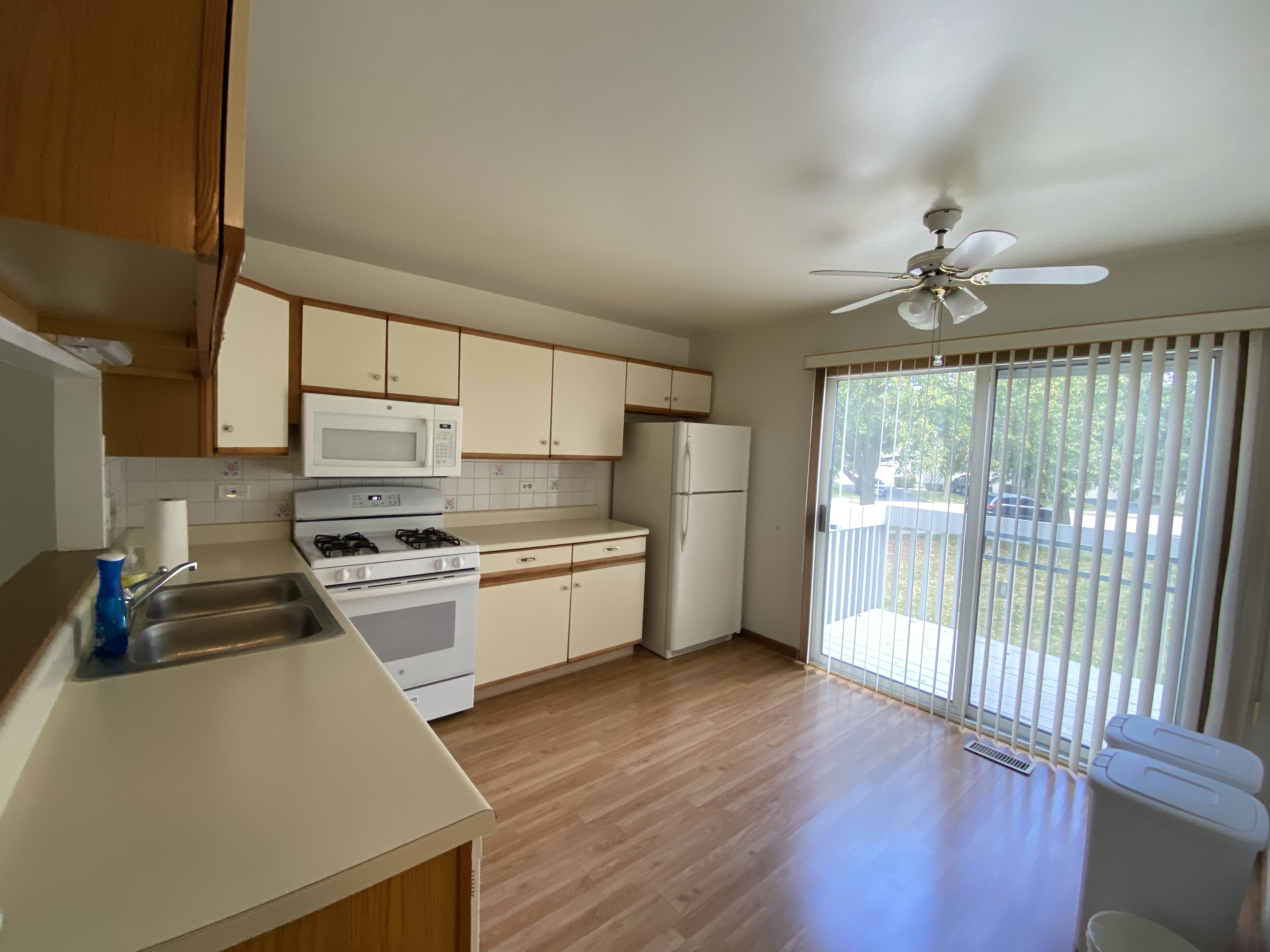 ../../images/listings/081626_1786841924_1472_Garnet_Kitchen.JPG