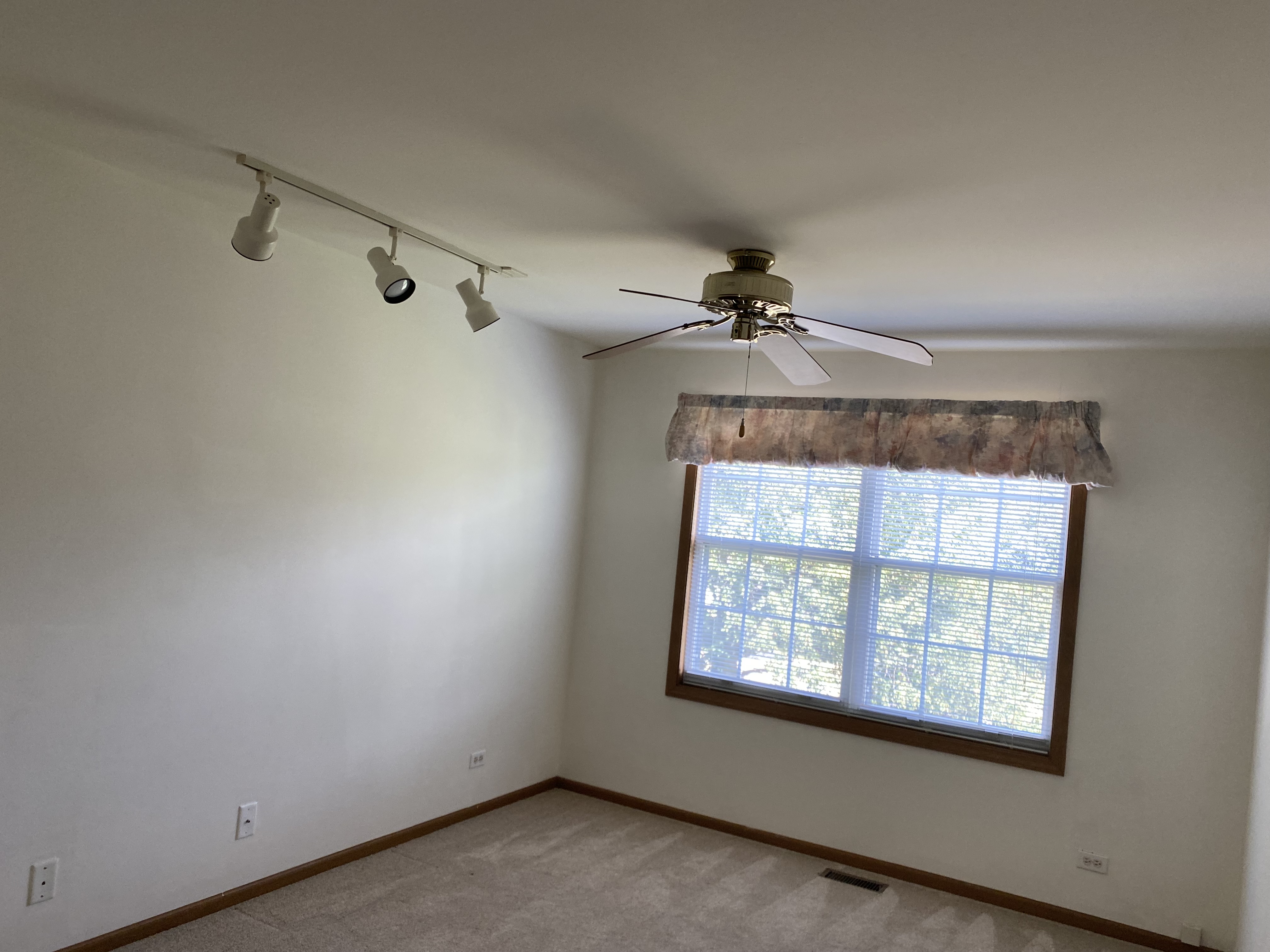 ../../images/listings/081626_1786842223_1472_Garnet_second_bedroom.JPG