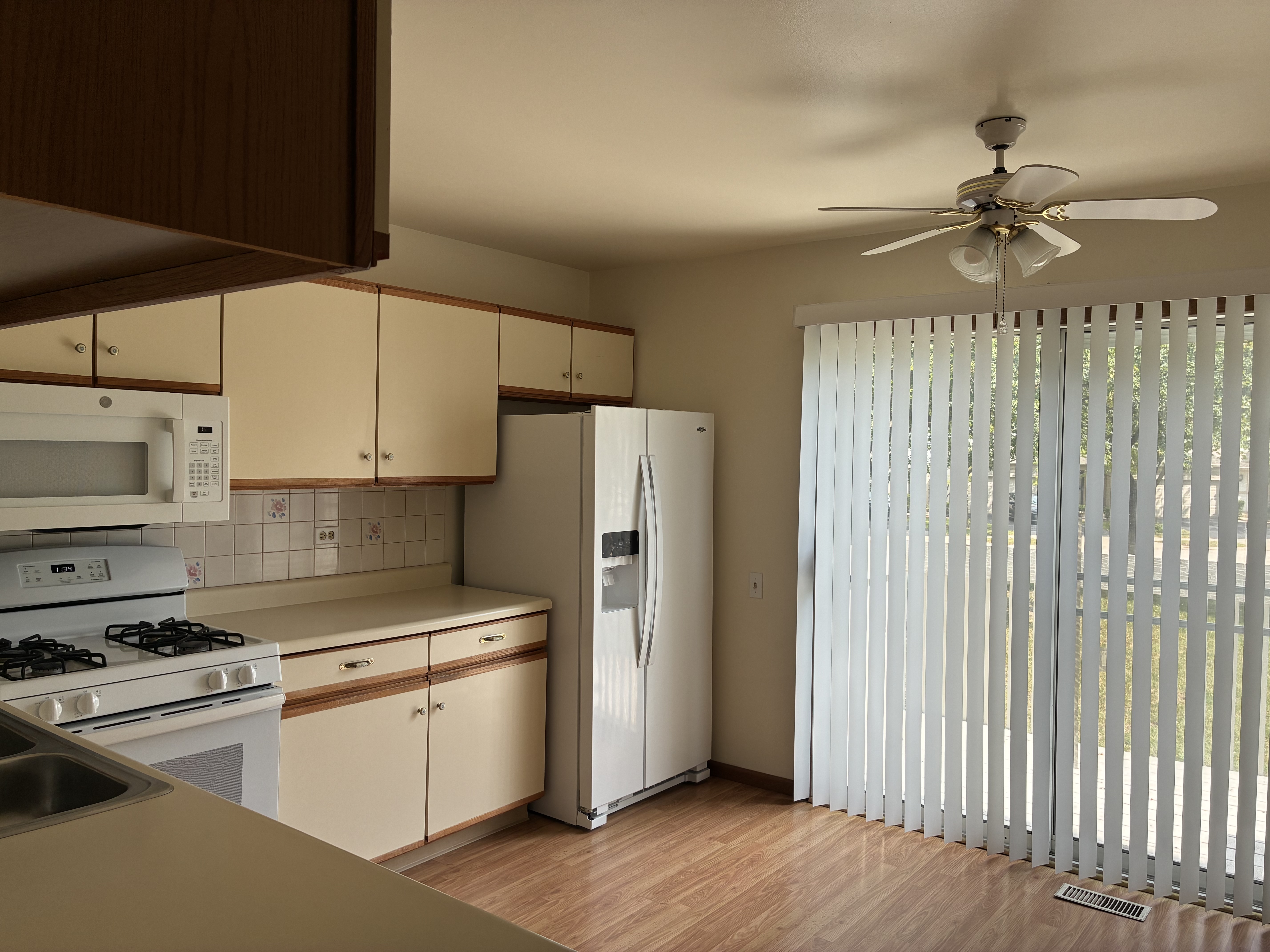../../images/listings/090426_1788556427_1472_Garnet_Kitchen_-2.jpeg