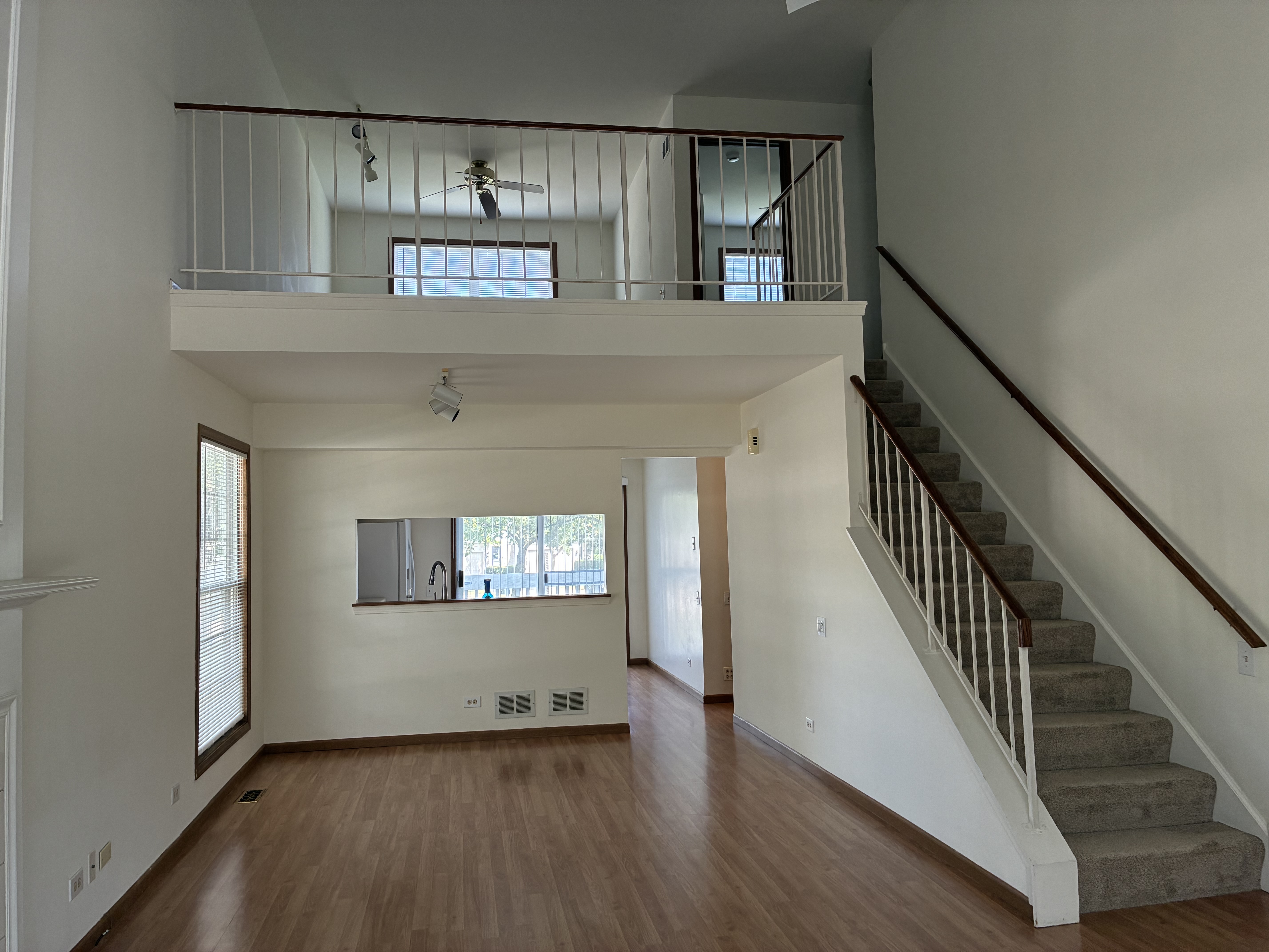 ../../images/listings/090426_1788556655_1472_Garnet_Living_&_Loft.jpeg